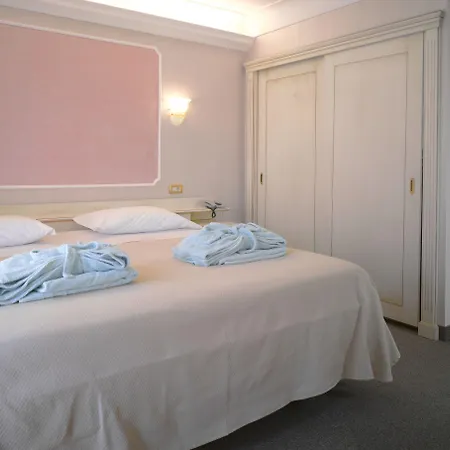 מלון Commodore Terme 3*